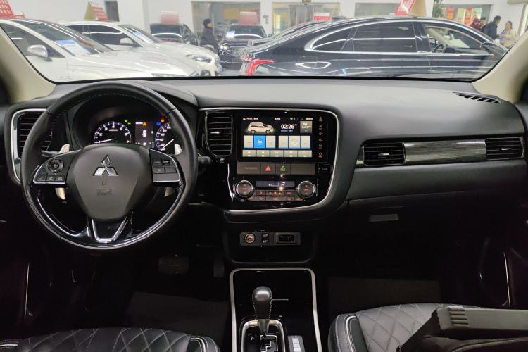 Used Mitsubishi Outlander 2020 2.4L 4x4 Zhi Xiang Edition 7-Seater Center Console