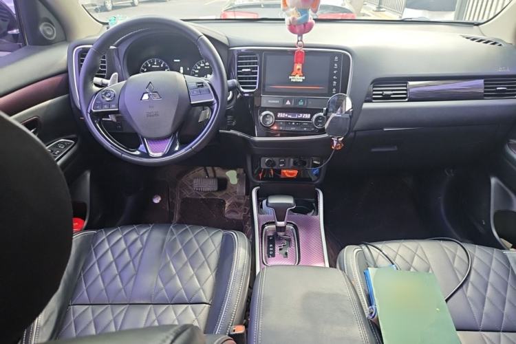 Used Mitsubishi Outlander 2020 2.4L 4x4 Zhi Xiang Edition 7-Seater Center Console