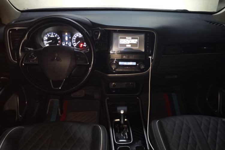 Used Mitsubishi Outlander 2020 2.0L Two-Wheel Drive Comfort Edition 7-Seater Center Console