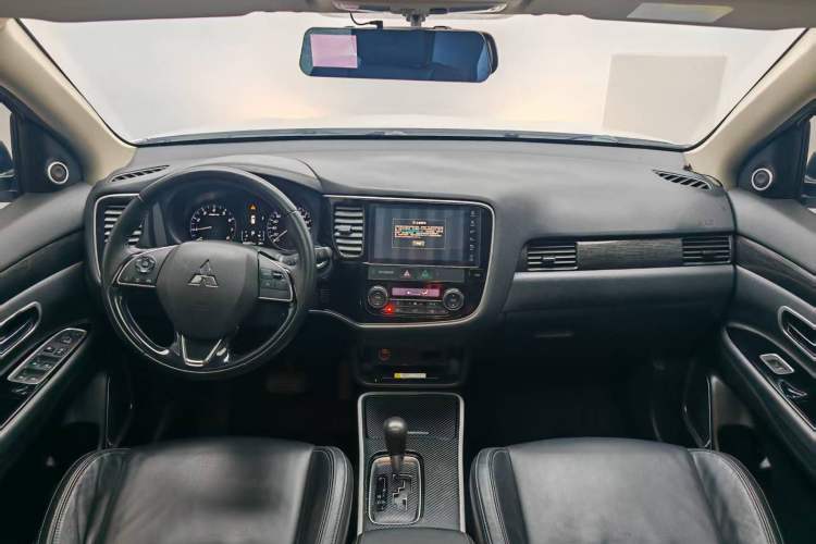 Used Mitsubishi Outlander 2020 2.0L Two-Wheel Drive Enjoyment Version 5 Seats Center Console
