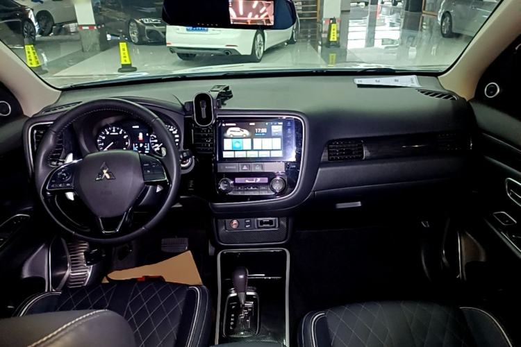 Used Mitsubishi Outlander 2020 2.4L 4x4 Zhi Xiang Edition 7-Seater Center Console