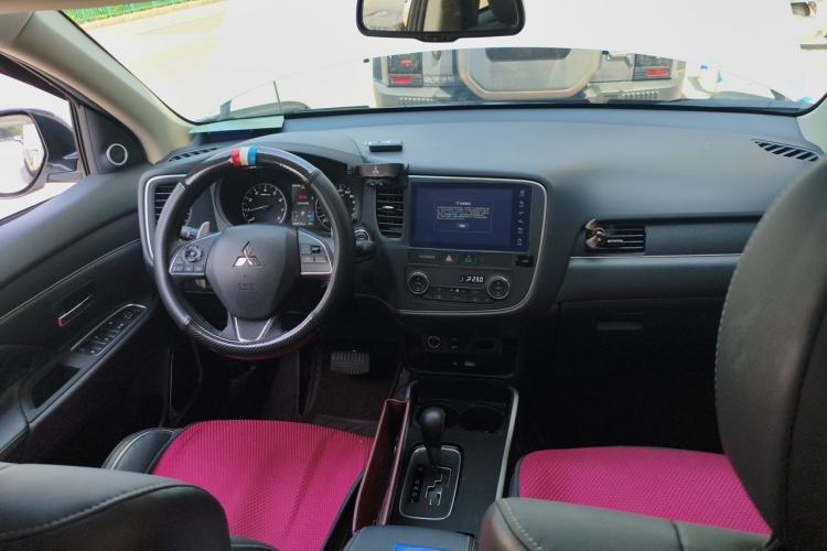 Used Mitsubishi Outlander 2020 2.4L 4x4 Zhi Xiang Edition 7-Seater Center Console