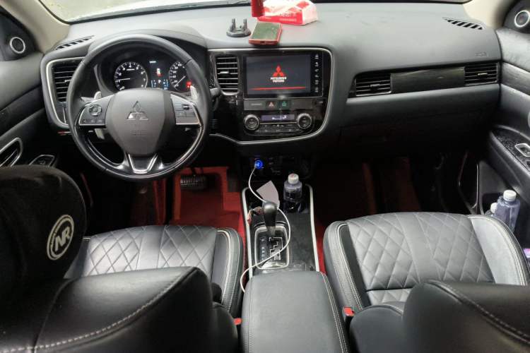 Used Mitsubishi Outlander 2020 2.4L 4x4 Zhi Xiang Edition 5 Seats Center Console