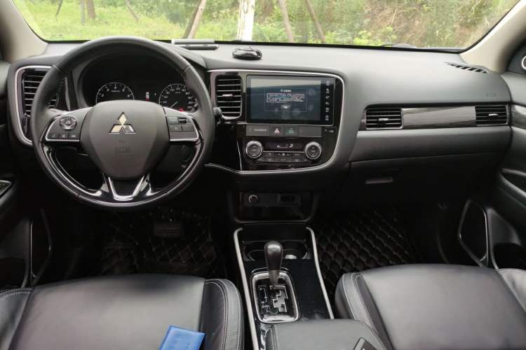 Used Mitsubishi Outlander 2020 2.0L Two-Wheel Drive Enjoyment Version 5 Seats Center Console