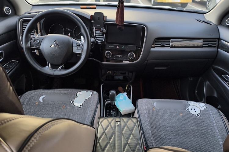 Used Mitsubishi Outlander 2020 2.4L 4x4 Zhi Xiang Edition 5 Seats Center Console