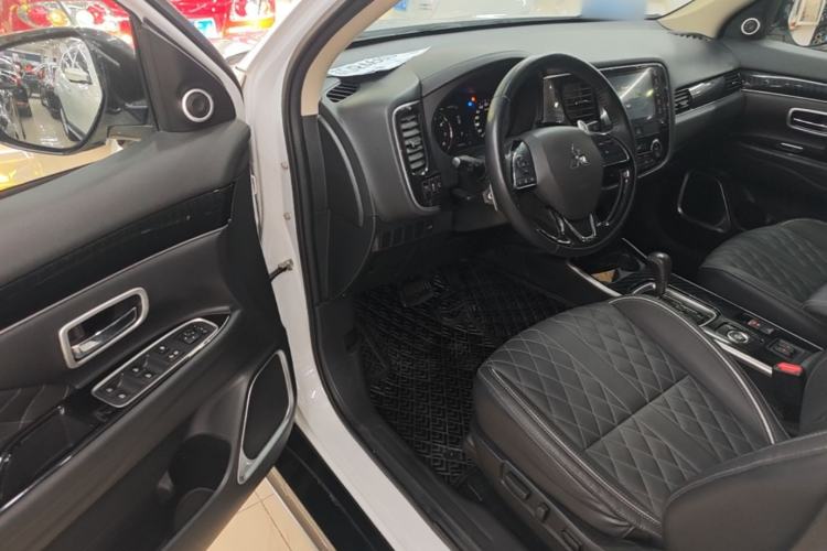 Used Mitsubishi Outlander 2020 2.4L 4x4 Zhi Xiang Edition 5 Seats Driver Seat