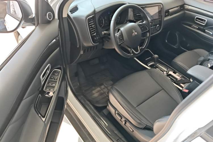 Used Mitsubishi Outlander 2020 2.0L Two-Wheel Drive Enjoyment Version 5 Seats Driver Seat