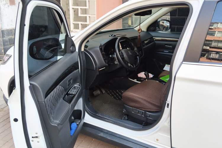 Used Mitsubishi Outlander 2020 2.4L 4x4 Zhi Xiang Edition 5 Seats Driver Seat