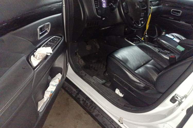 Used Mitsubishi Outlander 2020 2.0L Two-Wheel Drive Comfort Edition 7-Seater Driver Seat
