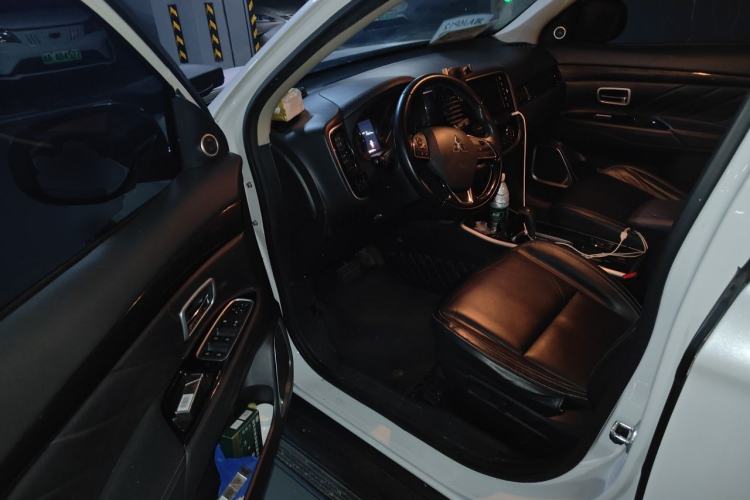 Used Mitsubishi Outlander 2020 2.0L Two-Wheel Drive Comfort Edition 7-Seater Driver Seat