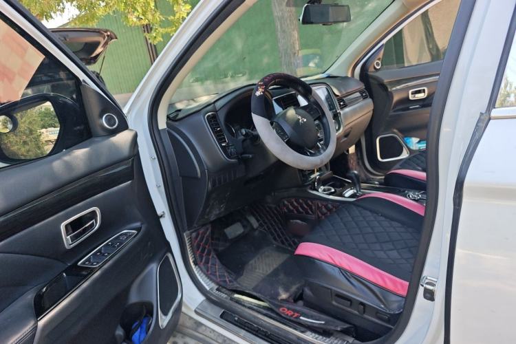 Used Mitsubishi Outlander 2020 2.0L Two-Wheel Drive Comfort Edition 7-Seater Driver Seat