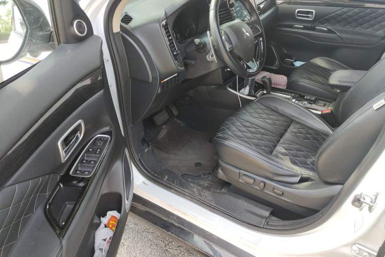Used Mitsubishi Outlander 2020 2.4L 4x4 Zhi Xiang Edition 5 Seats Driver Seat