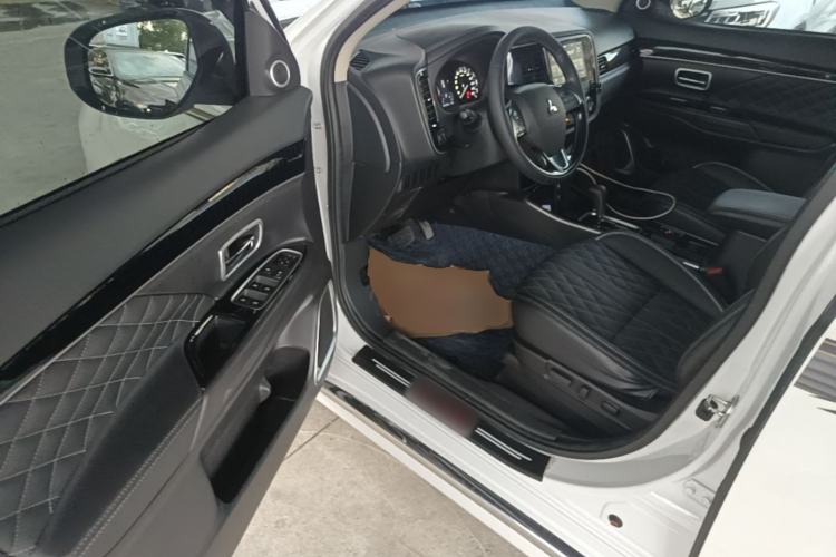 Used Mitsubishi Outlander 2020 2.0L Two-Wheel Drive Comfort Edition 7-Seater Driver Seat