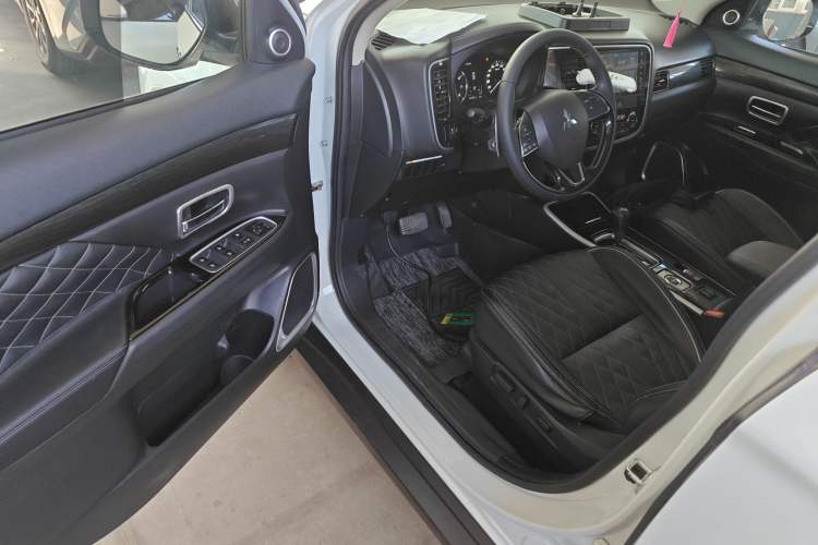 Used Mitsubishi Outlander 2020 2.4L 4x4 Zhi Xiang Edition 7-Seater Driver Seat