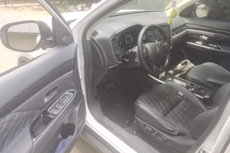 Used Mitsubishi Outlander 2020 2.4L 4x4 Zhi Xiang Edition 5 Seats Driver Seat