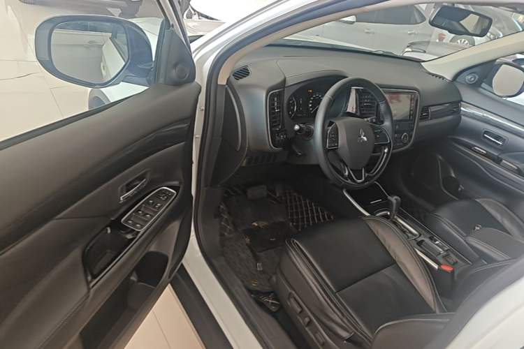 Used Mitsubishi Outlander 2020 2.0L Two-Wheel Drive Comfort Edition 7-Seater Driver Seat