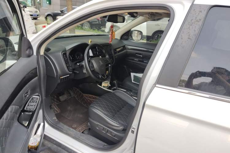 Used Mitsubishi Outlander 2020 2.4L 4x4 Zhi Xiang Edition 5 Seats Driver Seat