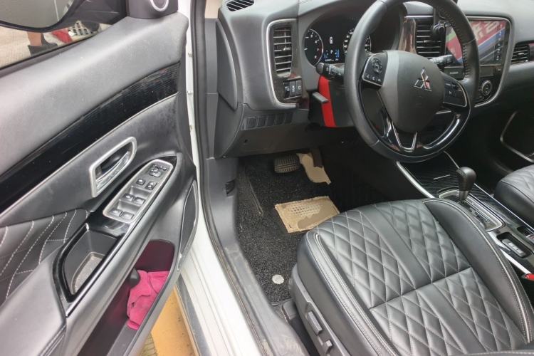 Used Mitsubishi Outlander 2020 2.0L Two-Wheel Drive Comfort Edition 7-Seater Driver Seat