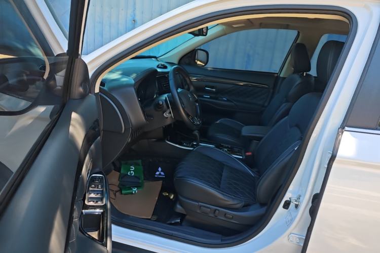 Used Mitsubishi Outlander 2020 2.4L 4x4 Zhi Xiang Edition 7-Seater Driver Seat