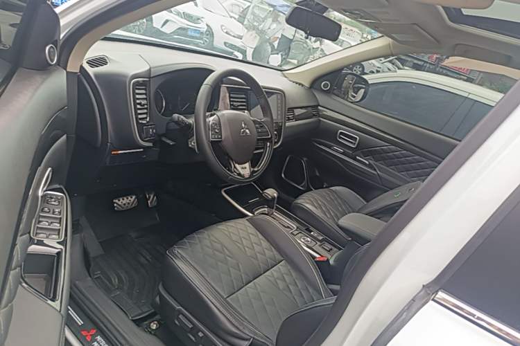Used Mitsubishi Outlander 2020 2.4L 4x4 Zhi Xiang Edition 7-Seater Driver Seat
