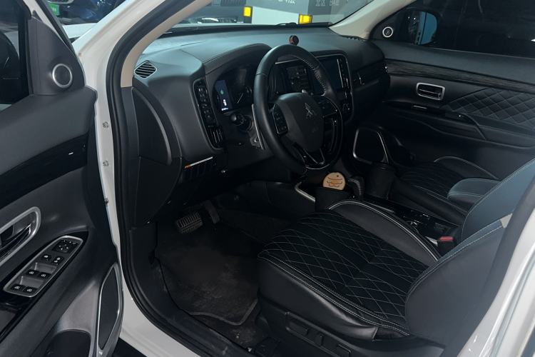 Used Mitsubishi Outlander 2020 2.4L 4x4 Zhi Xiang Edition 7-Seater Driver Seat
