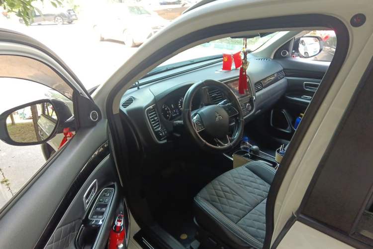 Used Mitsubishi Outlander 2020 2.0L Two-Wheel Drive Comfort Edition 7-Seater Driver Seat