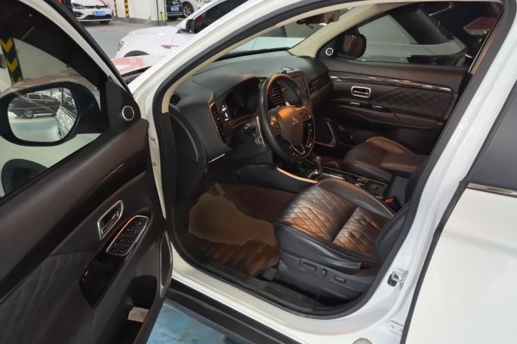 Used Mitsubishi Outlander 2020 2.4L 4x4 Zhi Xiang Edition 5 Seats Driver Seat