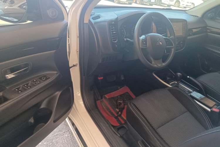 Used Mitsubishi Outlander 2020 2.0L Two-Wheel Drive Comfort Edition 5 Seats Driver Seat