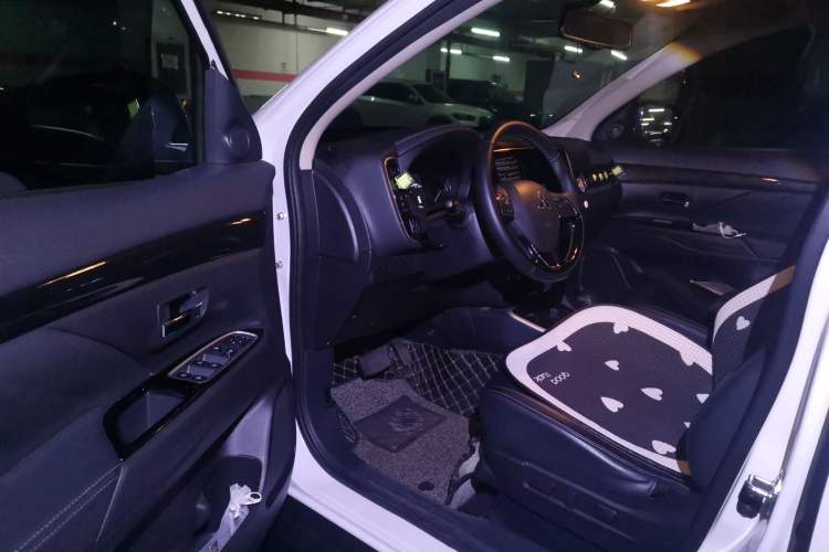 Used Mitsubishi Outlander 2020 2.0L Two-Wheel Drive Comfort Edition 7-Seater Driver Seat