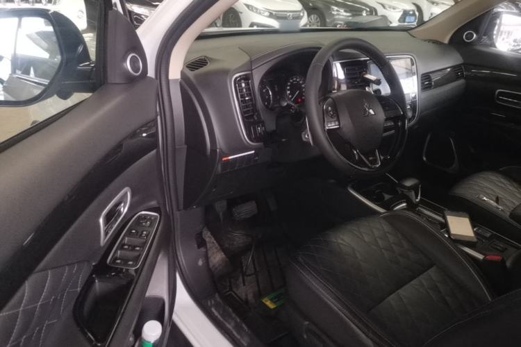Used Mitsubishi Outlander 2020 2.4L 4x4 Zhi Xiang Edition 5 Seats Driver Seat