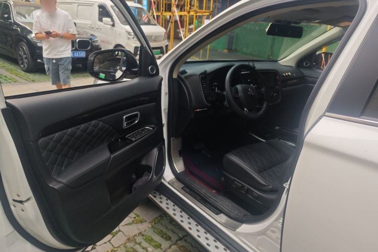 Used Mitsubishi Outlander 2020 2.4L 4x4 Zhi Xiang Edition 7-Seater Driver Seat