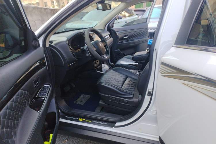 Used Mitsubishi Outlander 2020 2.4L 4x4 Zhi Xiang Edition 5 Seats Driver Seat