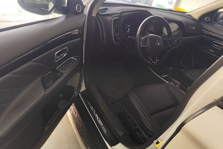 Used Mitsubishi Outlander 2020 2.0L Two-Wheel Drive Comfort Edition 7-Seater Driver Seat