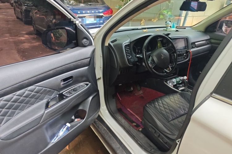 Used Mitsubishi Outlander 2020 2.4L 4x4 Zhi Xiang Edition 7-Seater Driver Seat