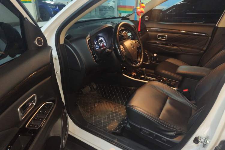 Used Mitsubishi Outlander 2020 2.0L Two-Wheel Drive Comfort Edition 7-Seater Driver Seat