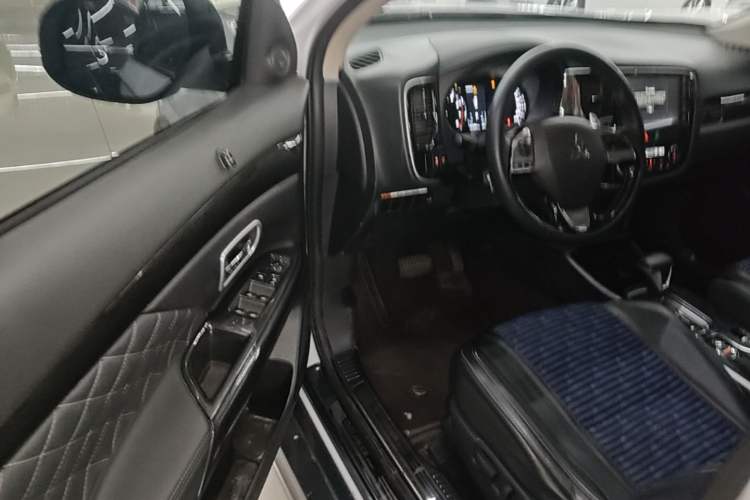 Used Mitsubishi Outlander 2020 2.4L 4x4 Zhi Xiang Edition 5 Seats Driver Seat
