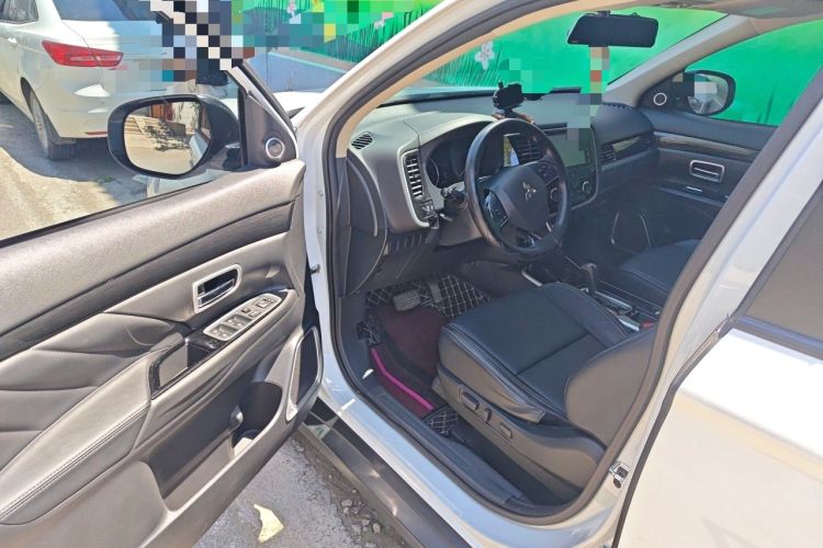 Used Mitsubishi Outlander 2020 2.0L Two-Wheel Drive Comfort Edition 7-Seater Driver Seat