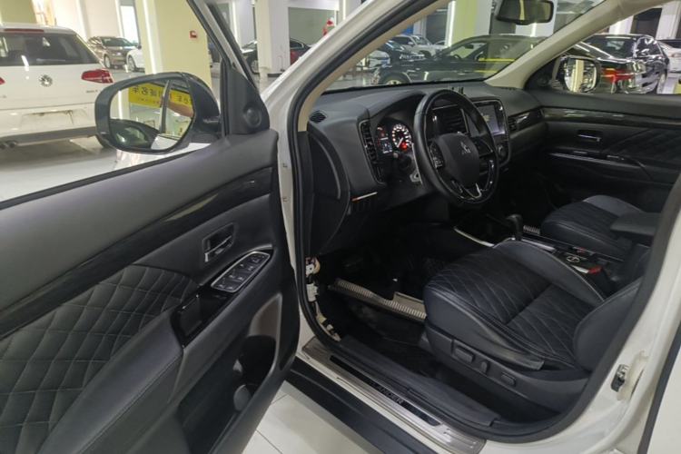 Used Mitsubishi Outlander 2020 2.4L 4x4 Zhi Xiang Edition 7-Seater Driver Seat