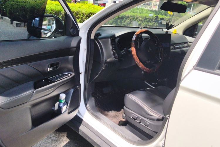 Used Mitsubishi Outlander 2020 2.0L Two-Wheel Drive Comfort Edition 7-Seater Driver Seat