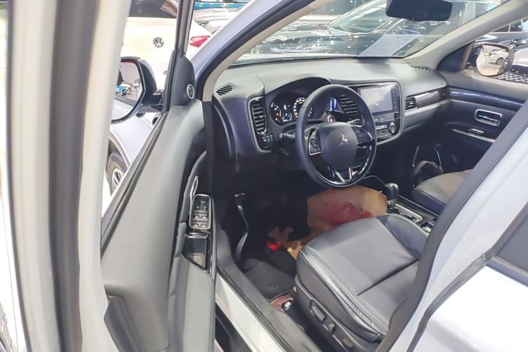Used Mitsubishi Outlander 2020 2.0L Two-Wheel Drive Comfort Edition 7-Seater Driver Seat