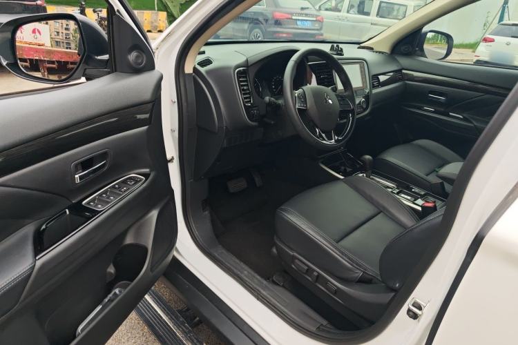 Used Mitsubishi Outlander 2020 2.0L Two-Wheel Drive Enjoyment Version 5 Seats Driver Seat