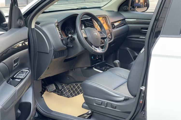 Used Mitsubishi Outlander 2020 2.0L Two-Wheel Drive Enjoyment Version 5 Seats Driver Seat