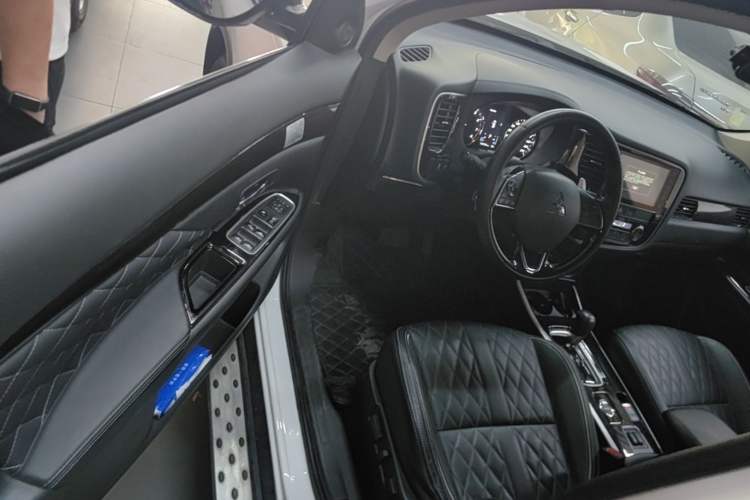 Used Mitsubishi Outlander 2020 2.4L 4x4 Zhi Xiang Edition 7-Seater Driver Seat