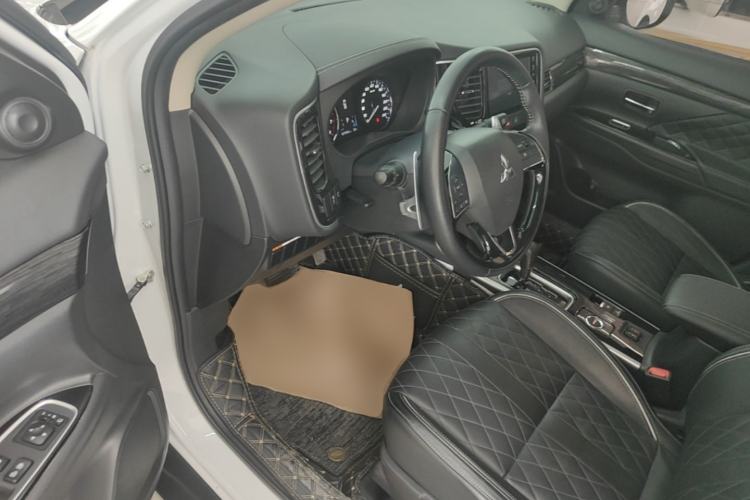 Used Mitsubishi Outlander 2020 2.4L 4x4 Zhi Xiang Edition 7-Seater Driver Seat