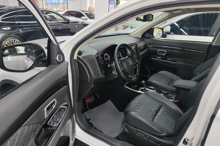 Used Mitsubishi Outlander 2020 2.4L 4x4 Zhi Xiang Edition 7-Seater Driver Seat