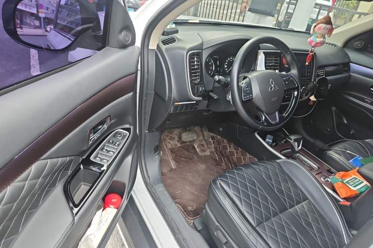 Used Mitsubishi Outlander 2020 2.4L 4x4 Zhi Xiang Edition 7-Seater Driver Seat