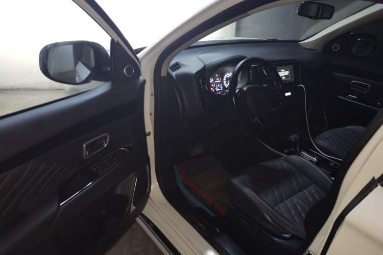 Used Mitsubishi Outlander 2020 2.0L Two-Wheel Drive Comfort Edition 7-Seater Driver Seat