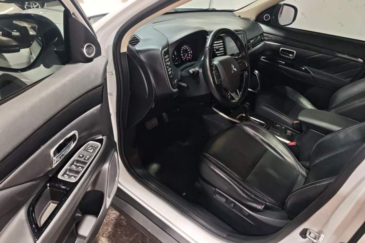 Used Mitsubishi Outlander 2020 2.0L Two-Wheel Drive Enjoyment Version 5 Seats Driver Seat