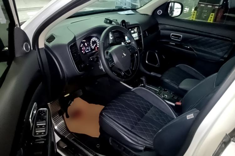 Used Mitsubishi Outlander 2020 2.4L 4x4 Zhi Xiang Edition 7-Seater Driver Seat