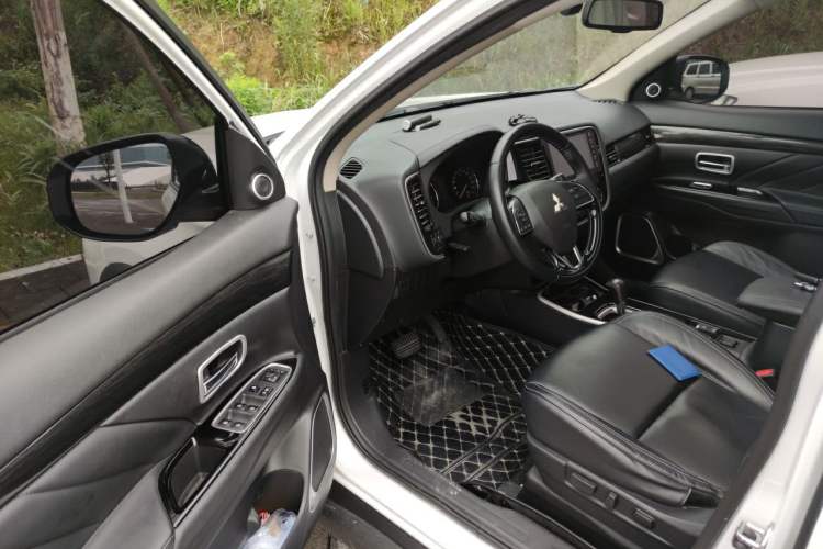Used Mitsubishi Outlander 2020 2.0L Two-Wheel Drive Enjoyment Version 5 Seats Driver Seat